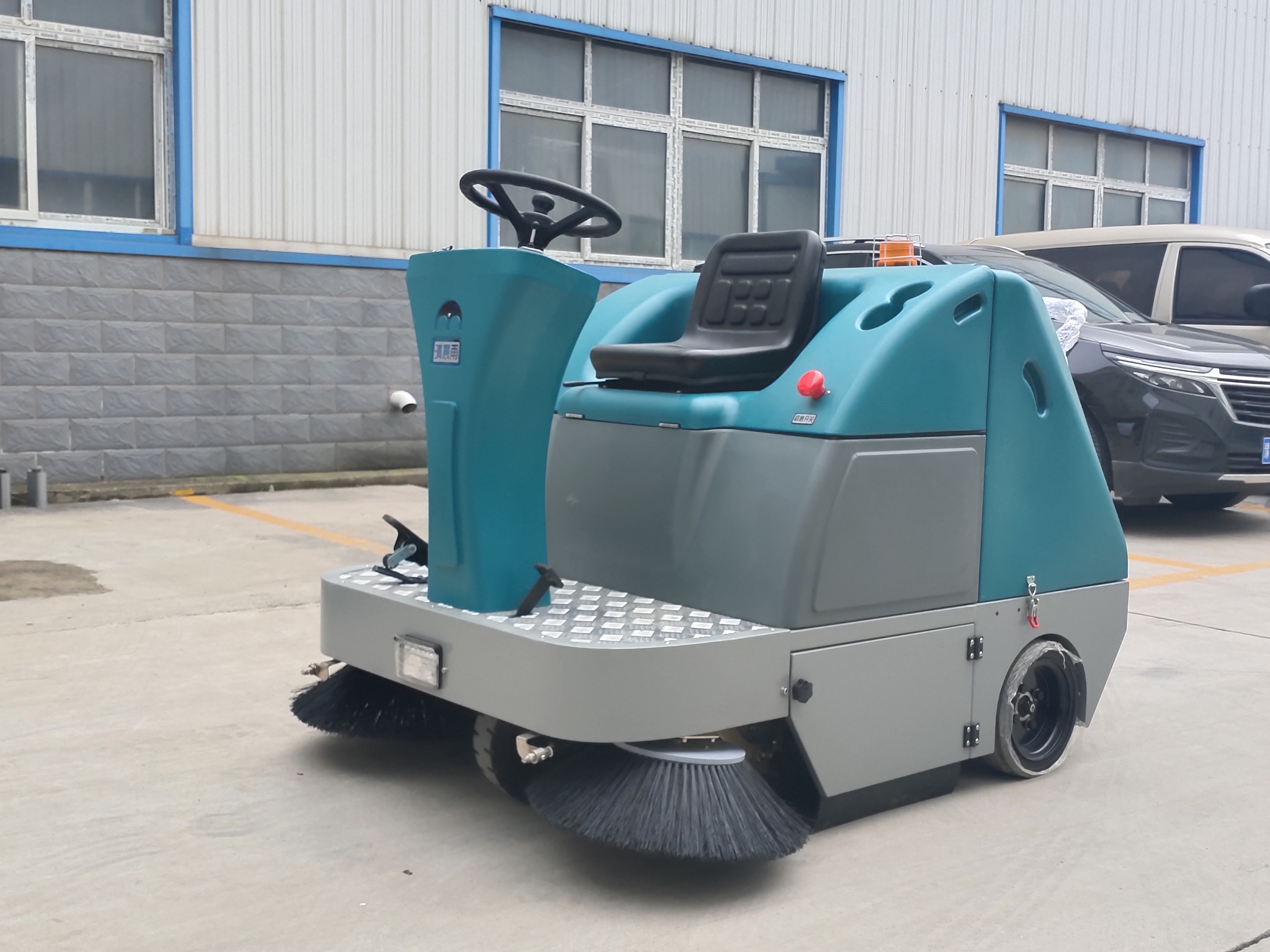 小型掃地車為企業(yè)解決了哪些煩惱?