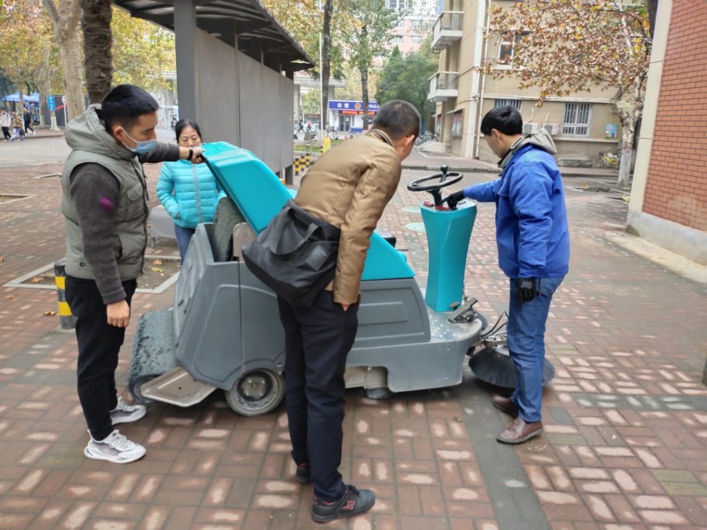 物業(yè)小區(qū)選擇什么樣的掃地車？今天清晨雨拖地車來跟大家好好聊聊