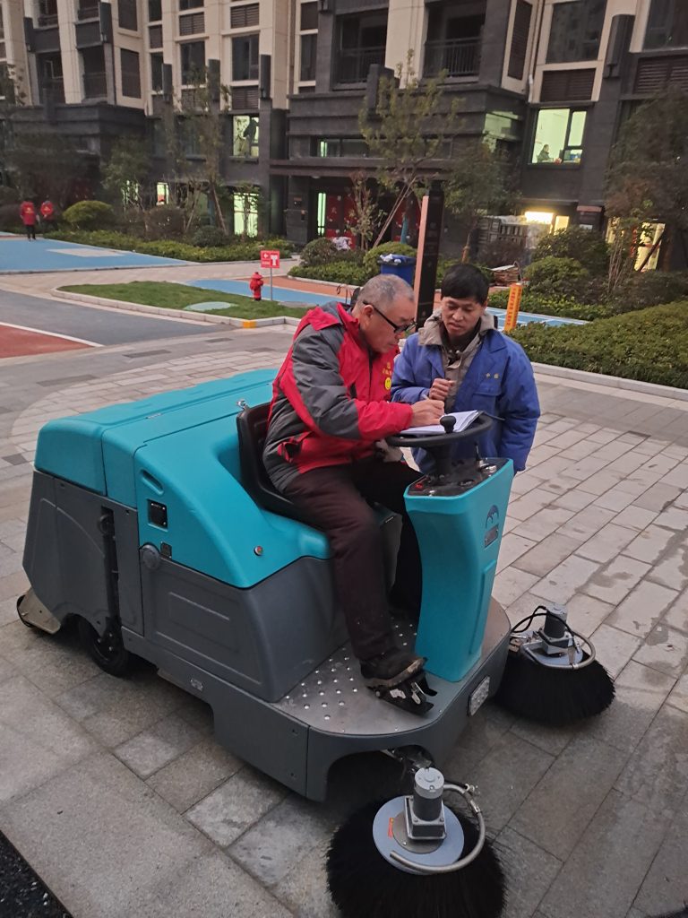 物業(yè)小區(qū)選擇什么樣的掃地車？今天清晨雨拖地車來跟大家好好聊聊