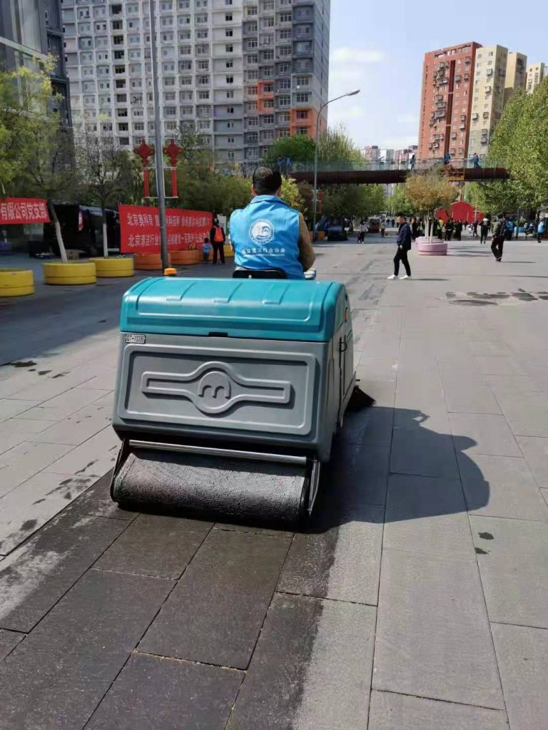 行至首都，坐觀纖塵不染，清晨雨拖地車助力北京清潔行業