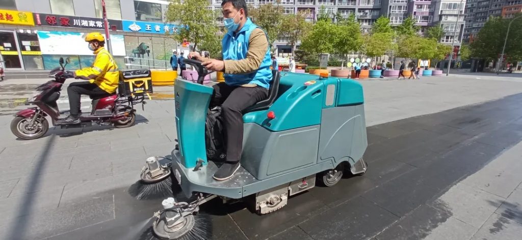 行至首都，坐觀纖塵不染，清晨雨拖地車助力北京清潔行業