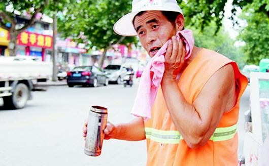 有了清晨雨掃地車(chē)，掃地+拖地一遍全搞定，不揚(yáng)塵無(wú)需清洗拖把，真方便！