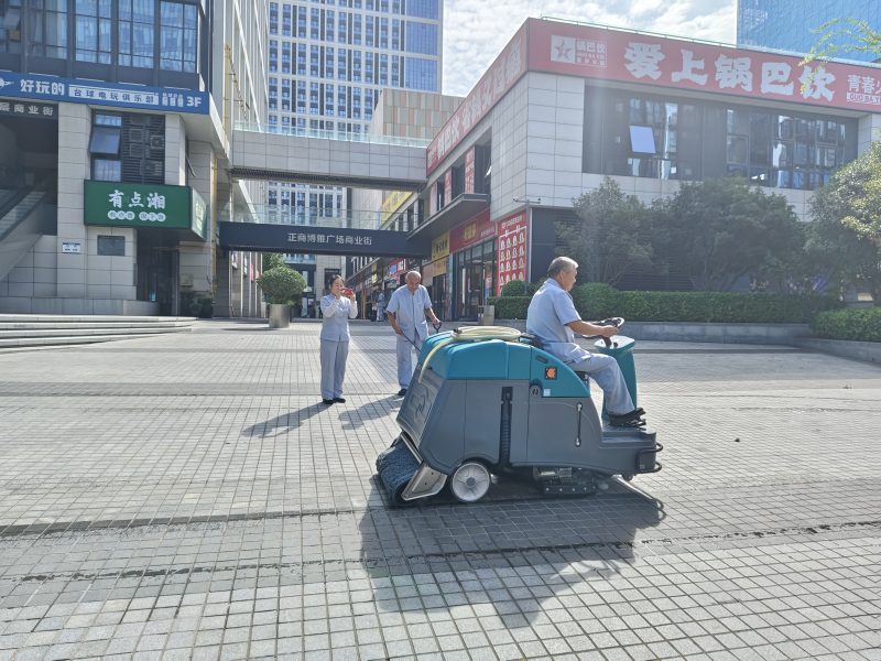 深度清潔探索：清晨雨洗地車在廣泛場景中的應用